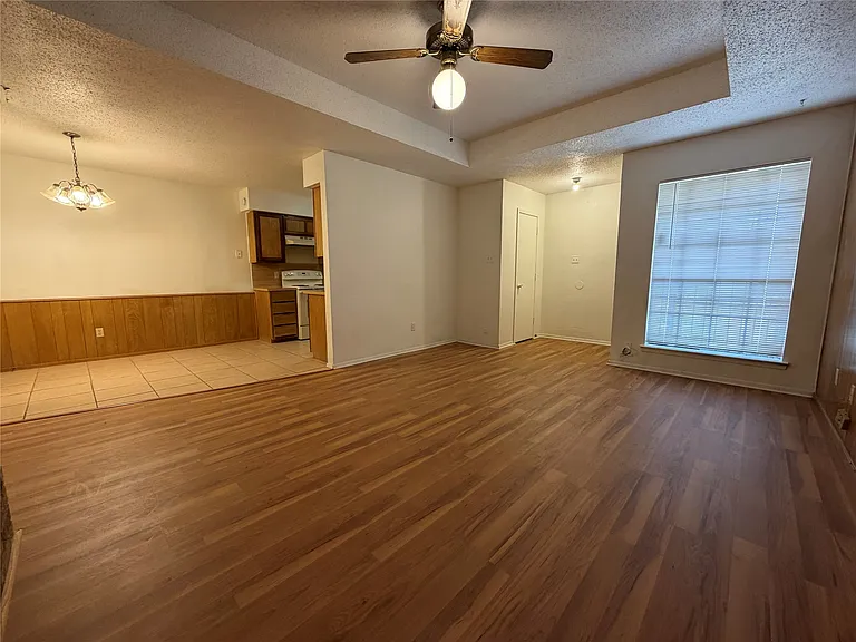 425 Signal Hill Ct N — Photo 2
