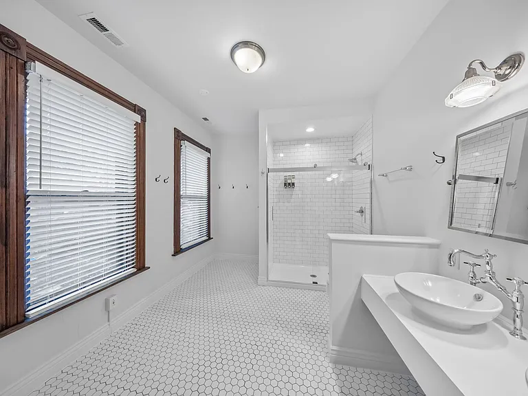 37 W 3rd Ave — Photo 22
