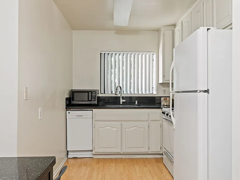 1823 Pelham Ave #2 — Photo 32