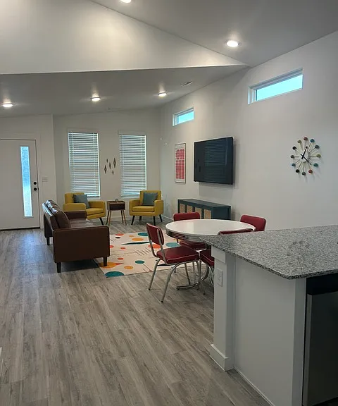 1061 States Ave — Photo 13