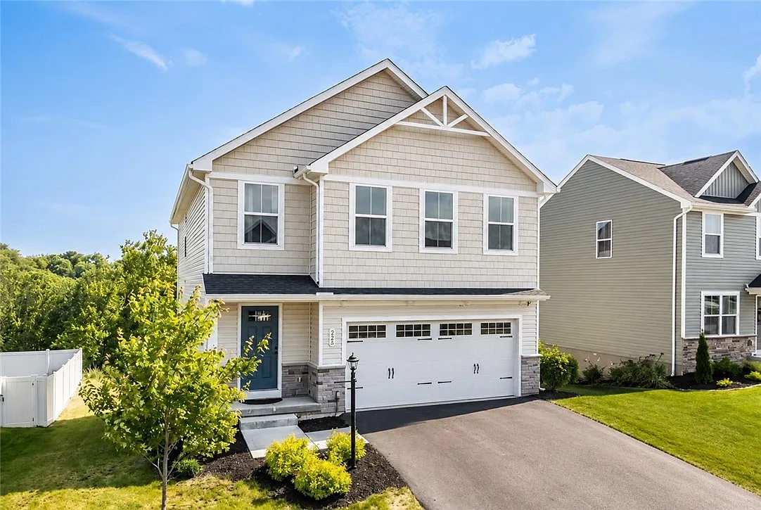 4 bed, 2.5 bath, 2704 sqft, $3,200 — Photo 1