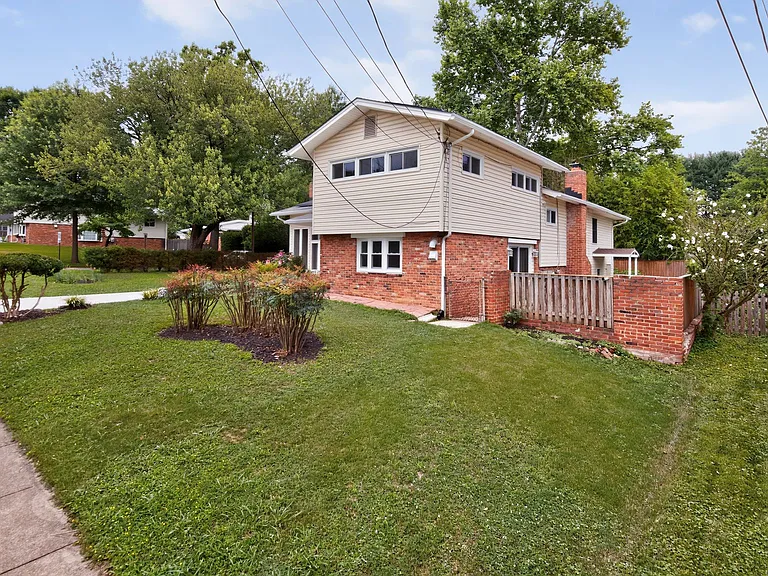 2000 McAuliffe Dr — Photo 2