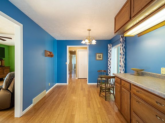 4th image of 129 Sweetheart Ln