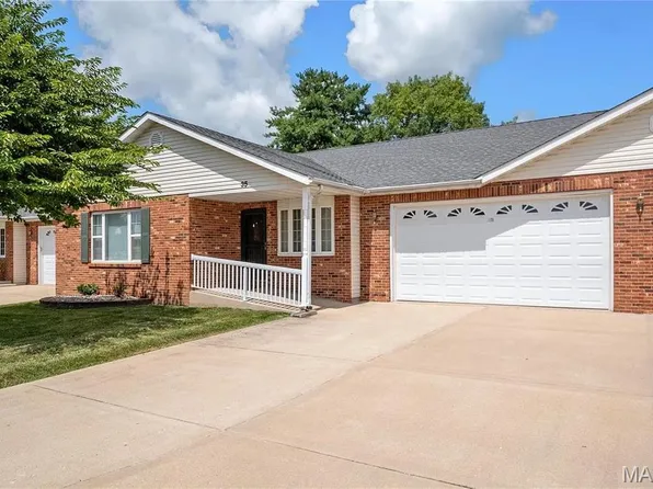 35 Parkside Dr, Bethalto, IL 62010