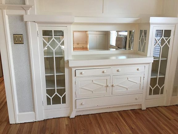 Original built-in buffet with original hardware, leaded wind