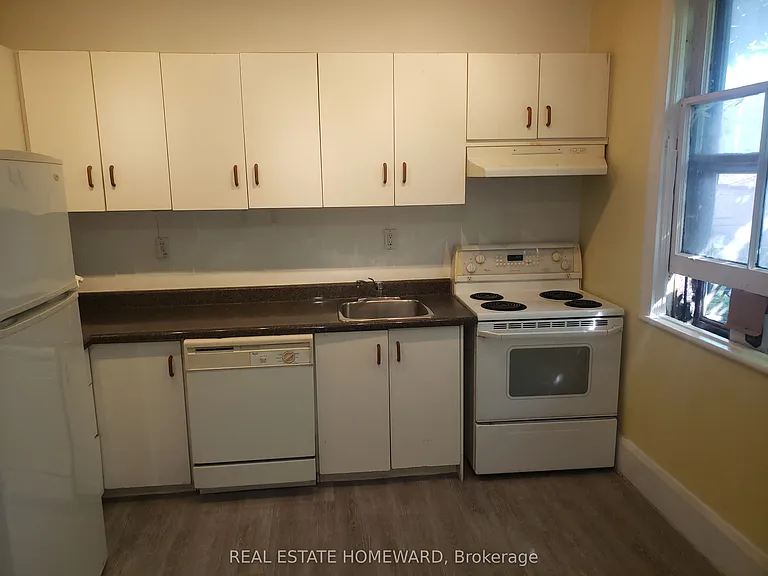 687 Dupont St #2 — Photo 12