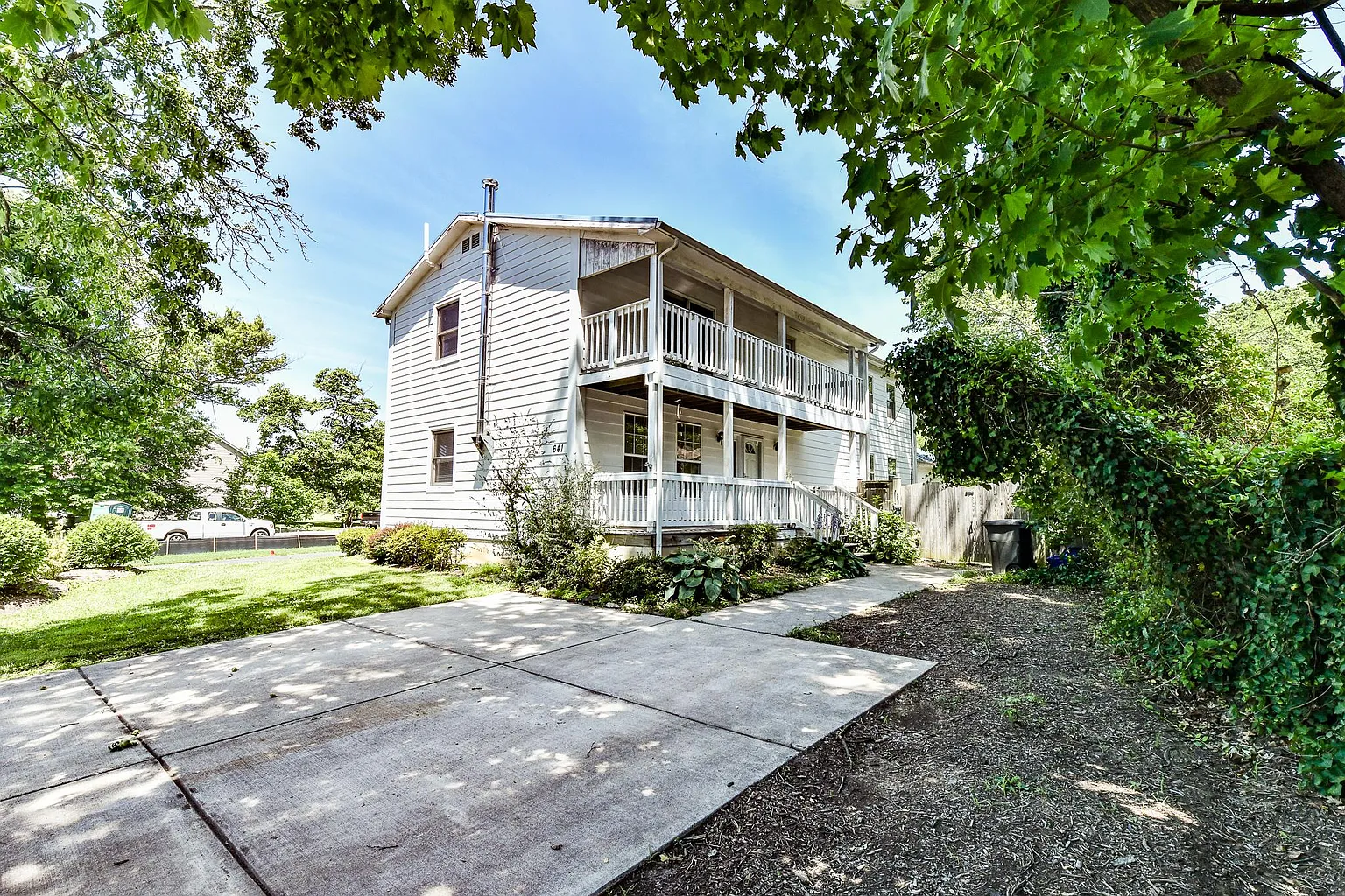 641 E G St photo 1