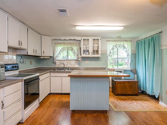 5th image of 8920 Lambert Ave