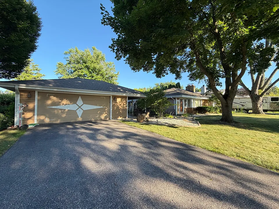 37235 N Hillside Dr