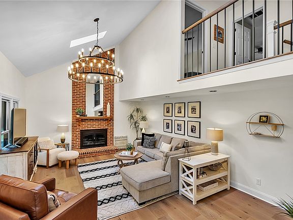 3rd image of 113 Glenbriar Ct
