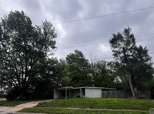 3725 SW 37th St, Topeka, KS 66614