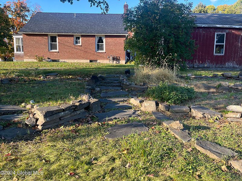 3rd image of 8 Russell Avenue