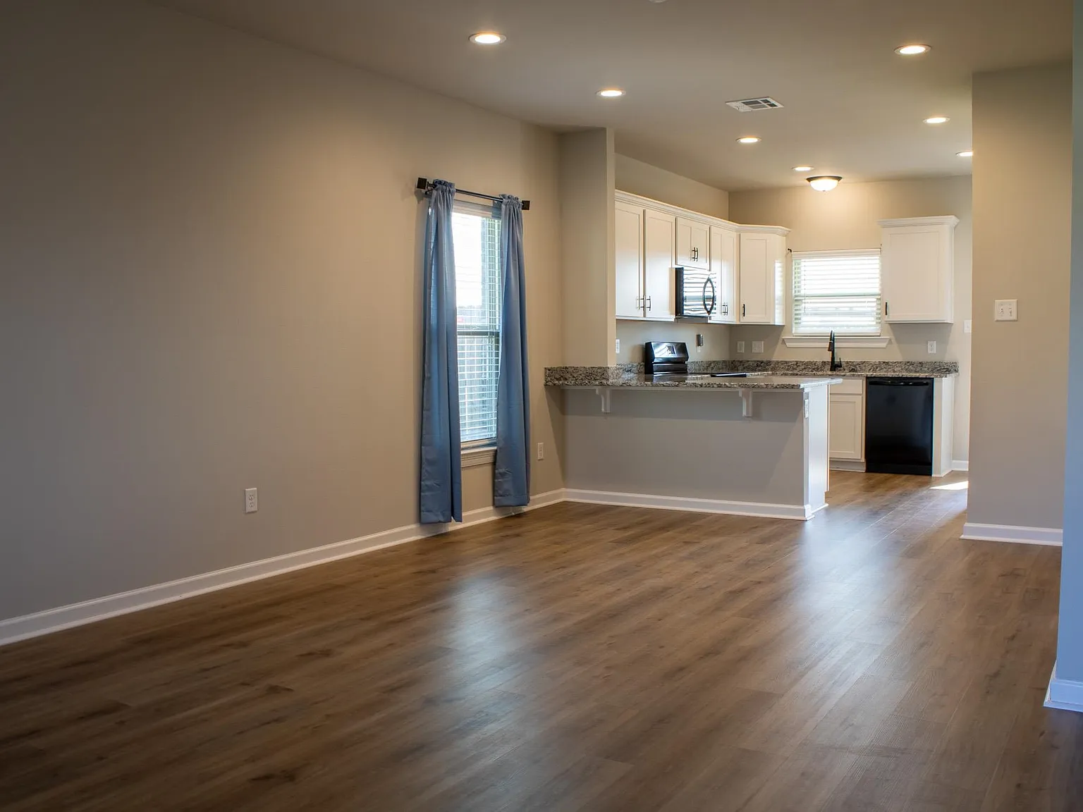 3 bed, 2.0 bath, 1356 sqft, $1,900 — Photo 3