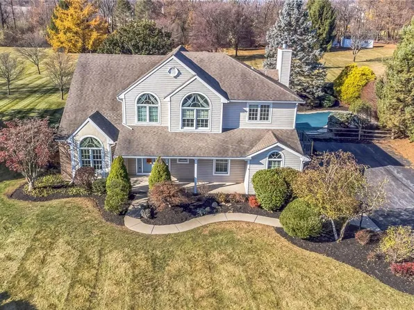 5655 Highfield Dr, Zionsville, PA 18092