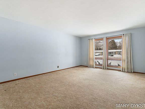 5th image of 409 W Lakewood Blvd