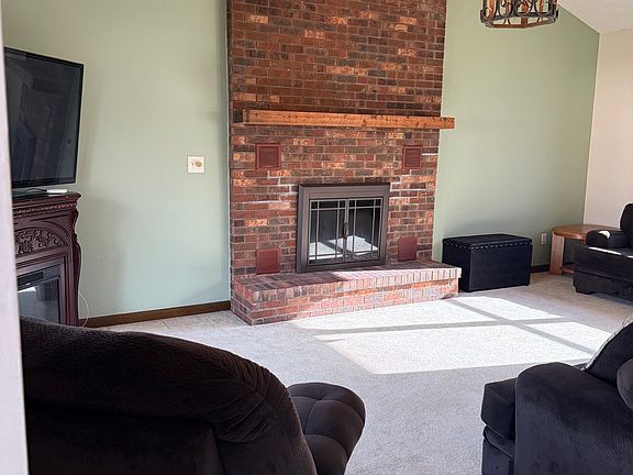2nd image of 613 N Shady Ln