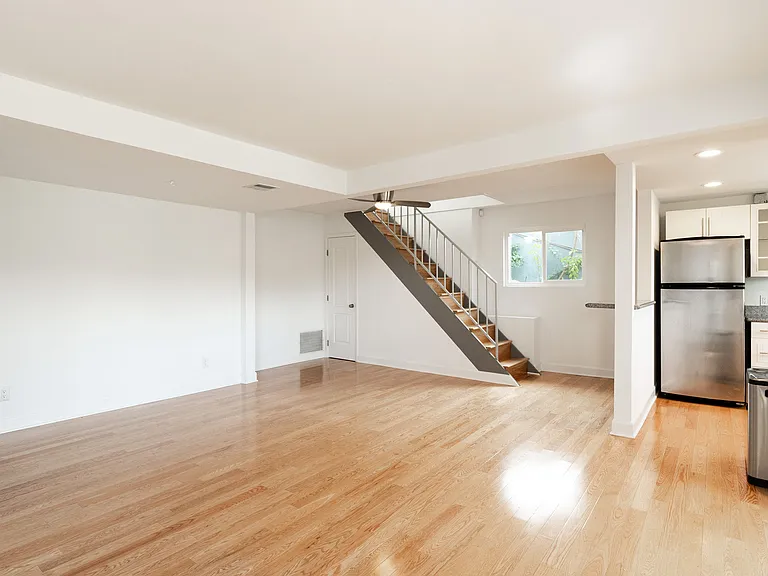 339 Isabel St — Photo 16