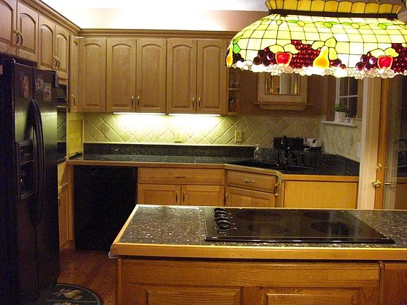 Eat-in kitchen has granite countertops