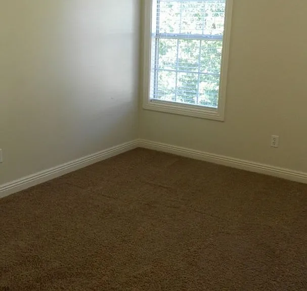 1823 W Berry St — Photo 9
