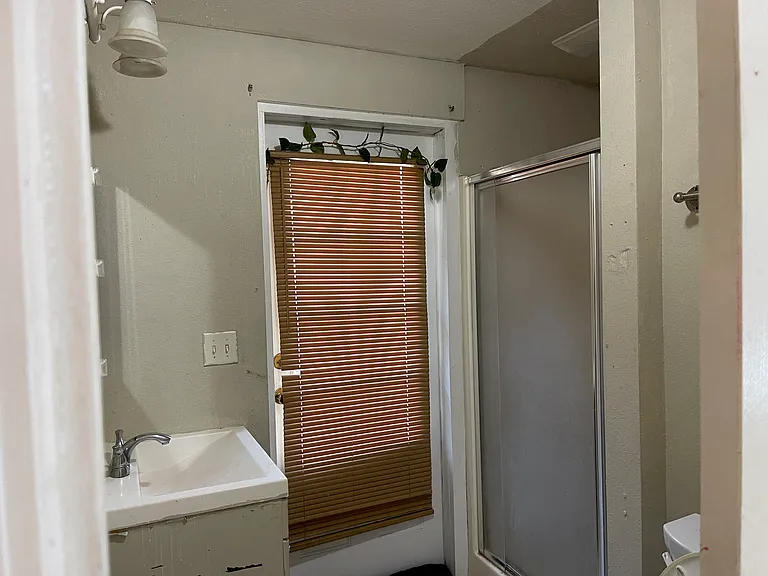 916 Sumner St — Photo 7
