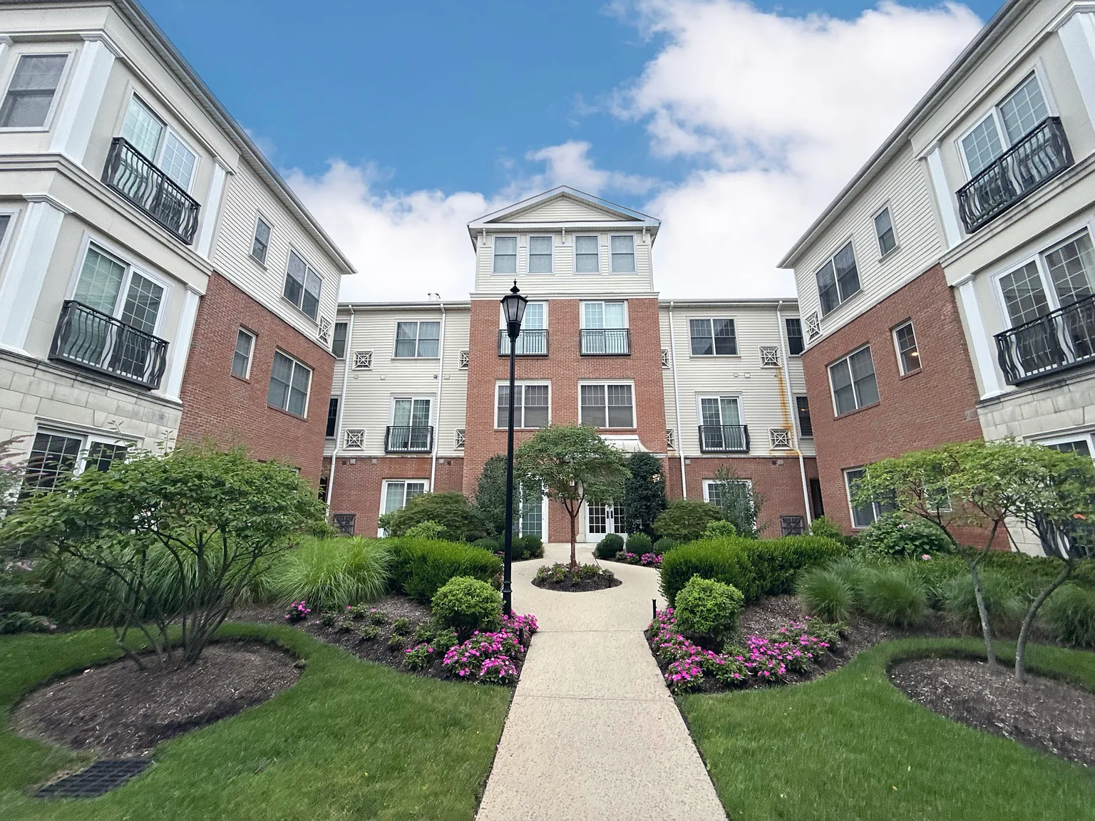 2 bed, 1280 sqft, $4,650 — Photo 2
