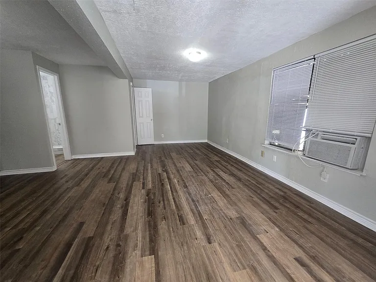202 N Logan St — Photo 6