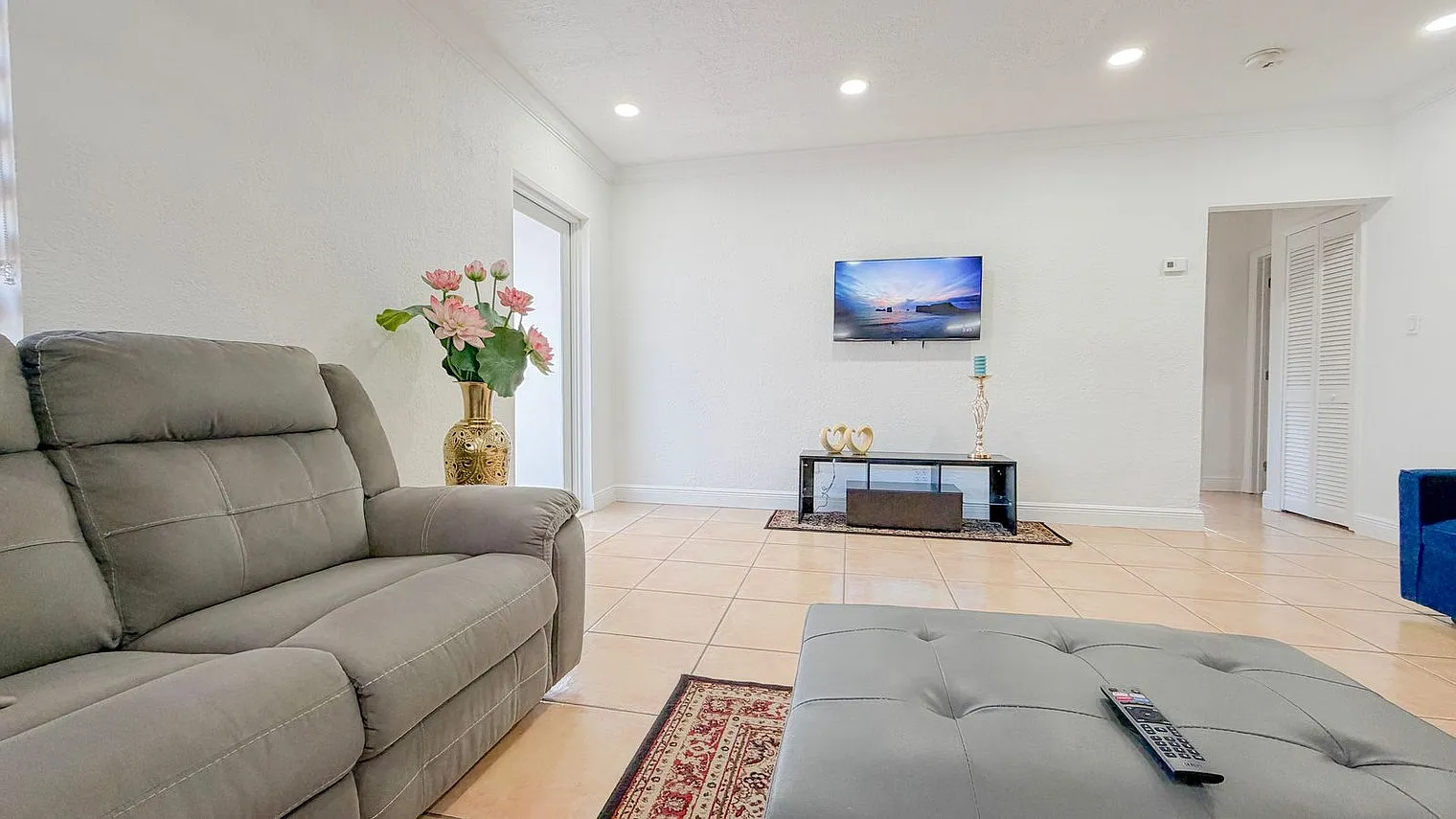 2 bed, 1.0 bath, 796 sqft, $4,227 — Photo 4