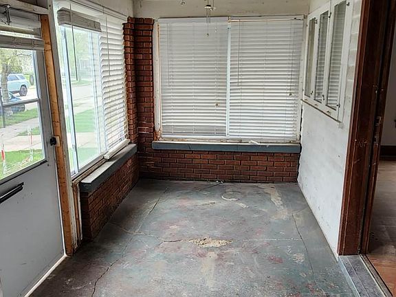 4th image of 115 Elmwood St NE