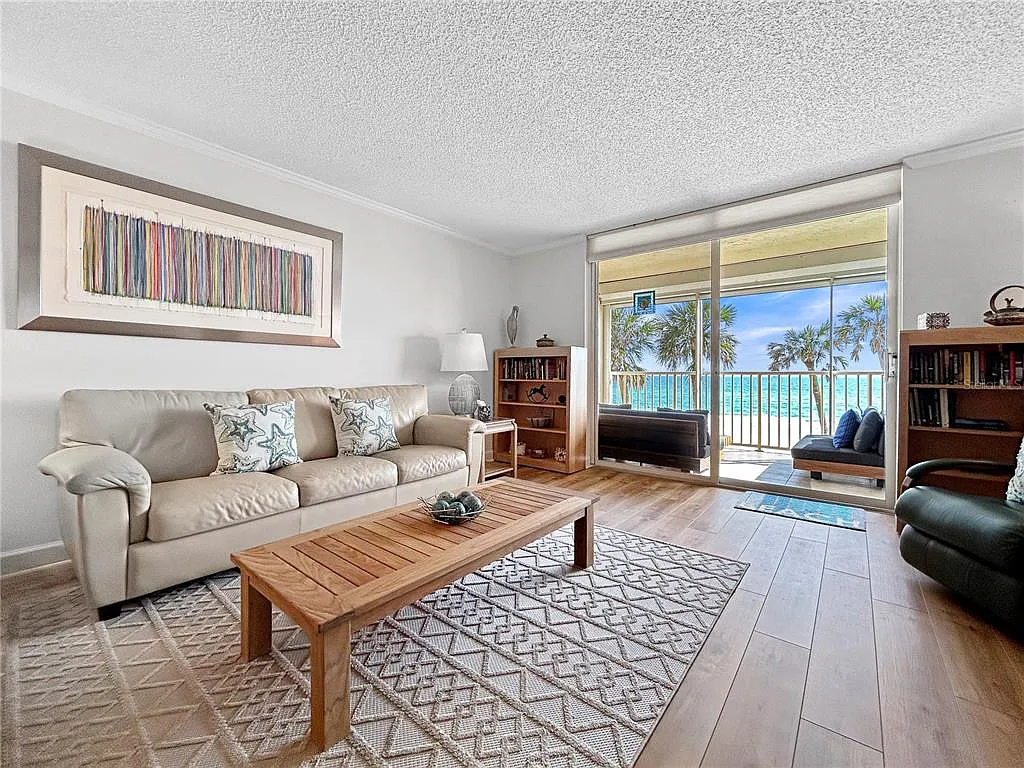 2 bed, 2.0 bath, 1336 sqft, $6,000 — Photo 3