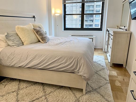 3rd image of 200 E 72nd St APT 7N