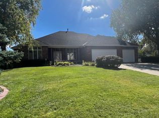 809 Western Hills Dr, Papillion, NE 68046