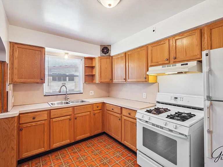 5076 Chalmers St — Photo 13