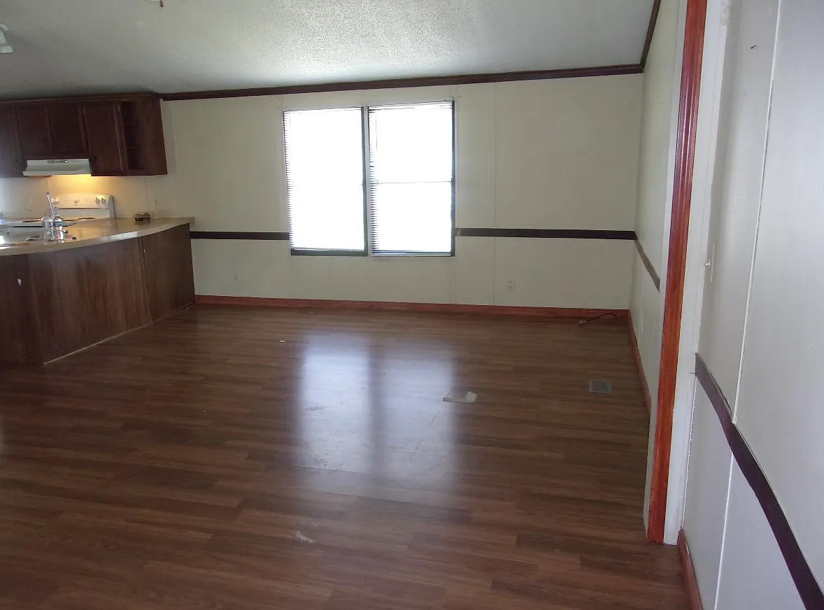 3 bed, 1000 sqft, $803 — Photo 3