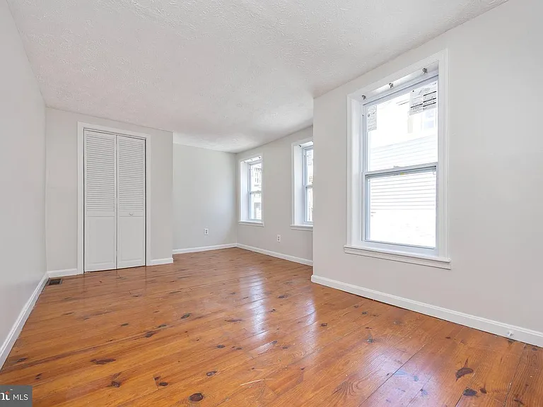 206 E Cross St — Photo 16