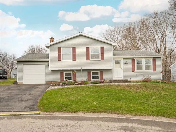 1553 Wakerobin Ct, Walworth, NY 14568