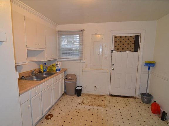 2nd image of 3018 Krouse St