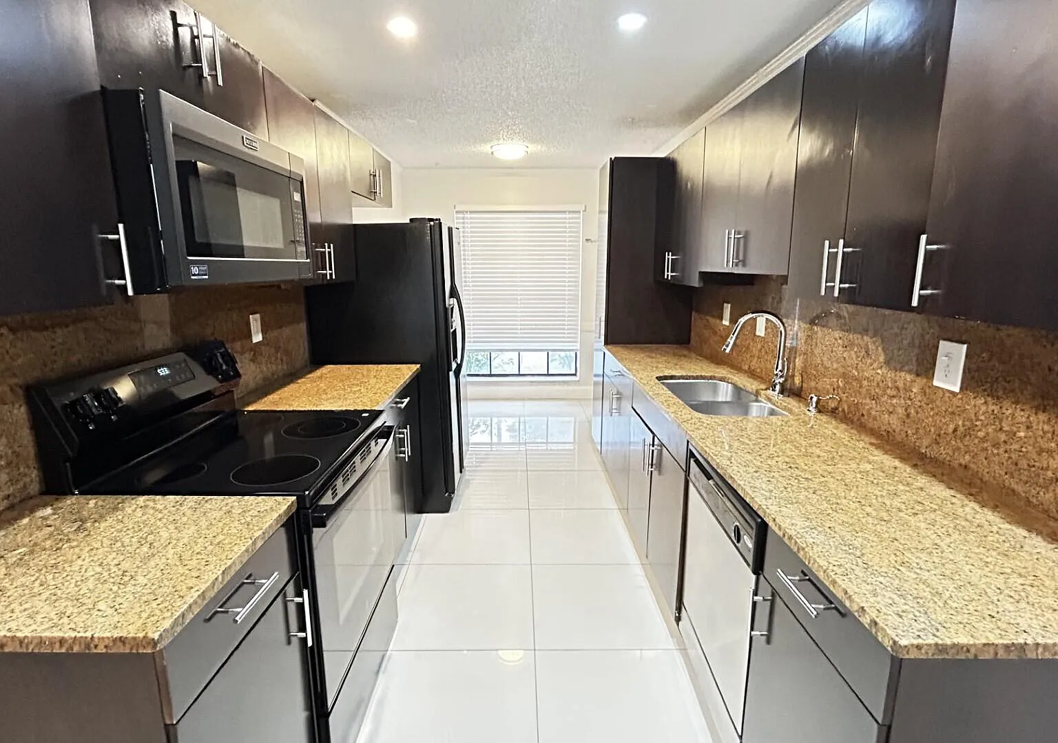 3 bed, 2.0 bath, 1392 sqft, $3,100 — Photo 4