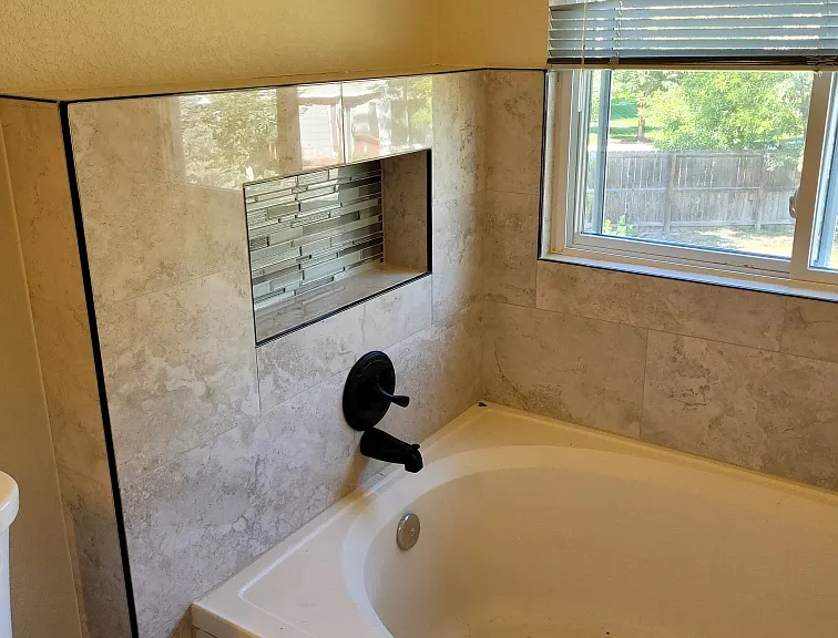 Bathtub in the primary bathroom.