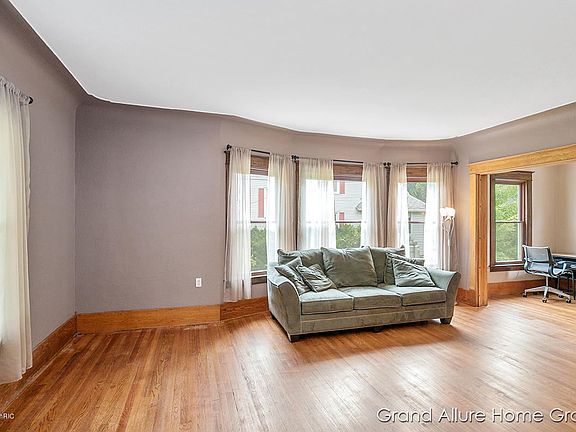 3rd image of 227 Johnson St SE