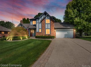 567 Kentucky Dr, Rochester Hills, MI 48307