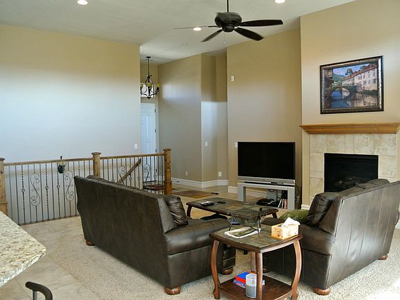 5th image of 221 N Emeraud Dr #10