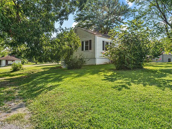 3rd image of 5215 Marguerite Rd