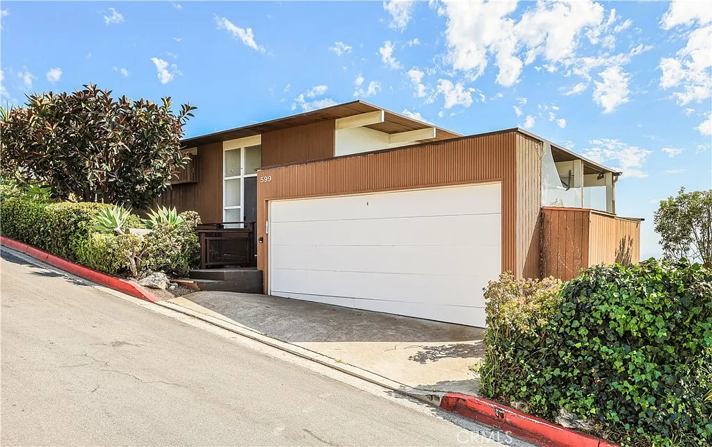 3 bed, 2.5 bath, 2100 sqft, $14,900 — Photo 1