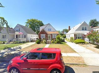 8222 265th St, Glen Oaks, NY 11004