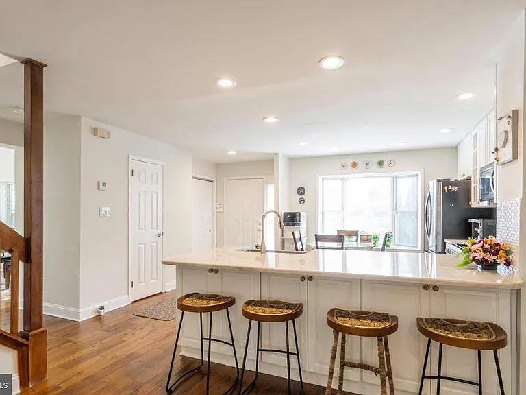 2074 Yorktown S — Photo 14