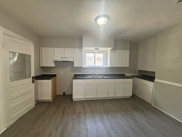323 W 25th St — Photo 14