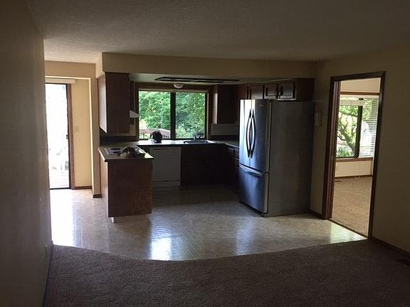 Ktchen & family room w/view of deck & backyard