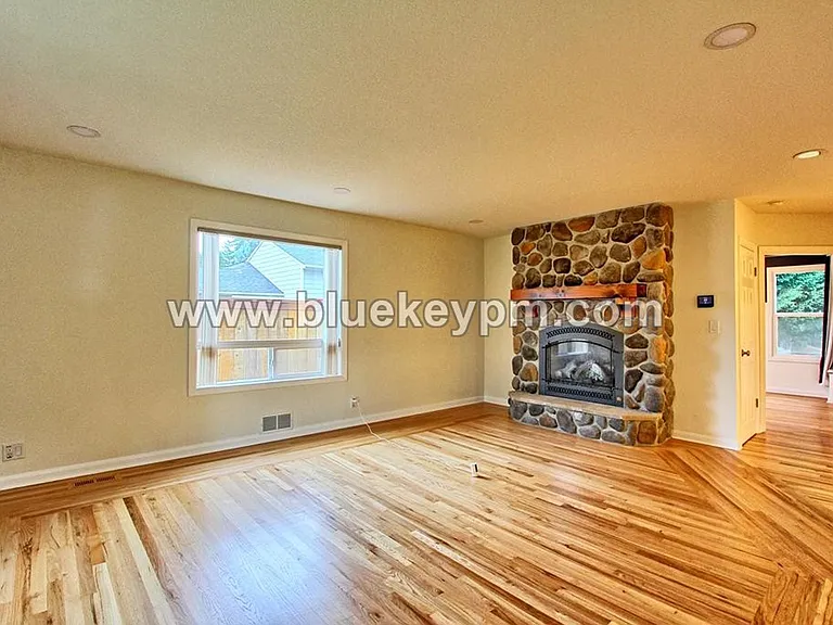 4114 NE 56th St — Photo 6