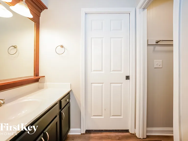 825 Country Ln — Photo 7