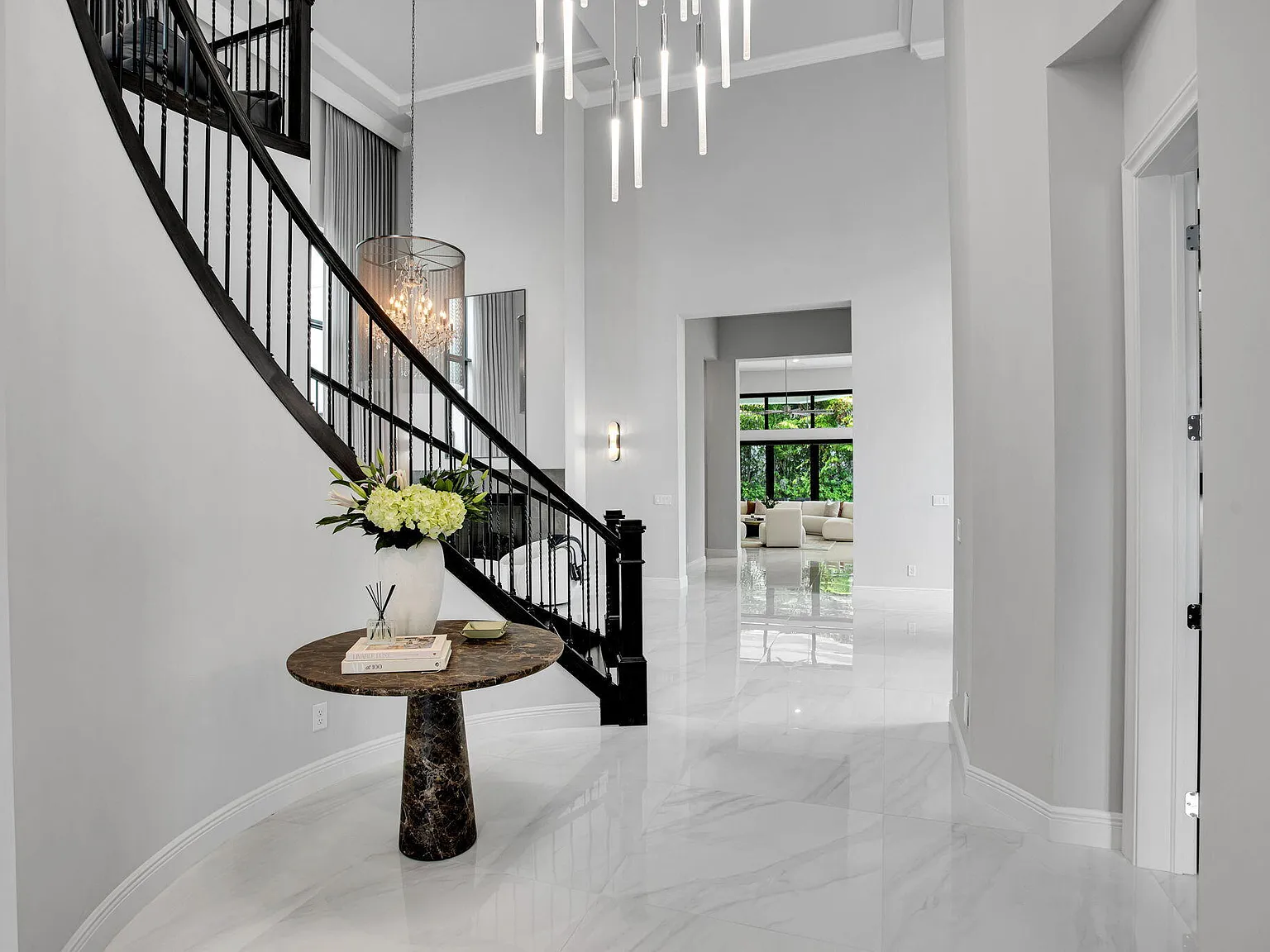 5 bed, 5.5 bath, 4663 sqft, $23,900 — Photo 4